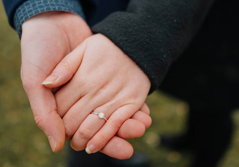 předsvatební fotografie Bruneta v kuchyni