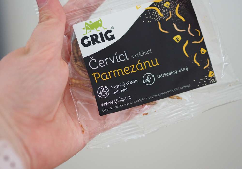 Červíci s příchutí parmezánu od značky Grig