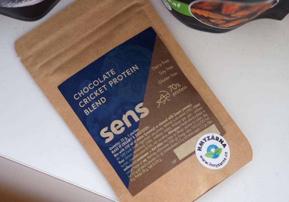 Čokoládový protein s cvrččím práškem od Sens