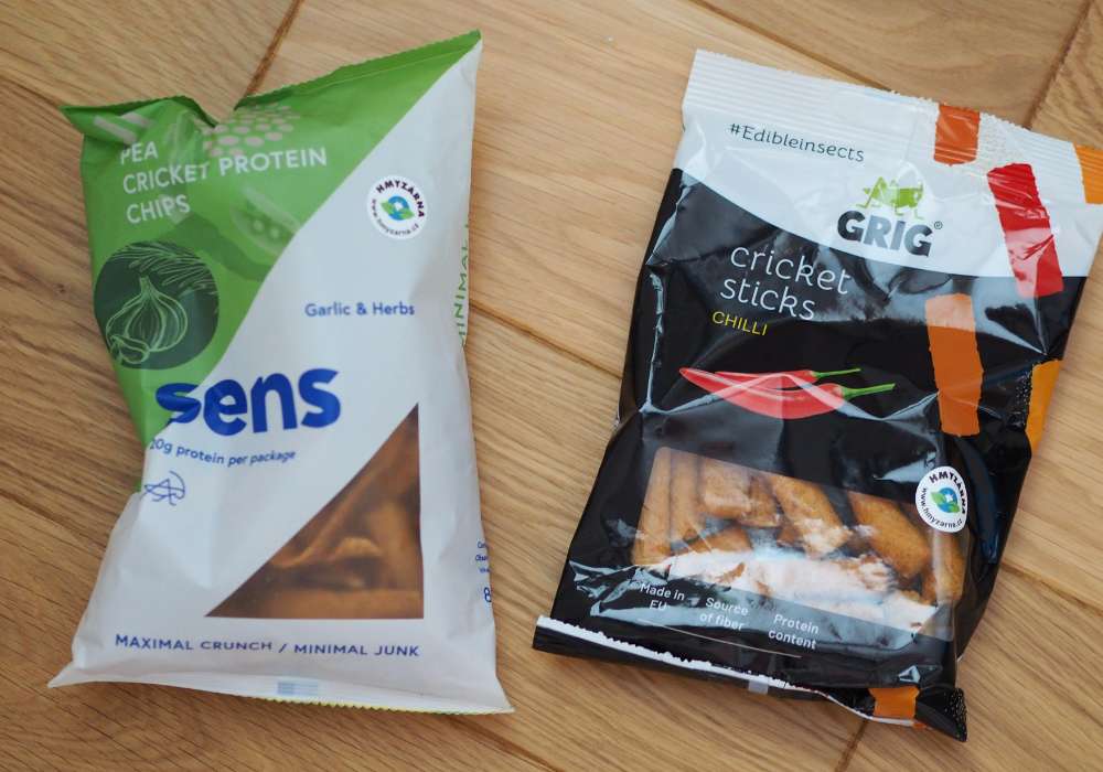 Proteinové chipsy s cvrččí moukou s příchutí česneku a bylinek od značky Sens