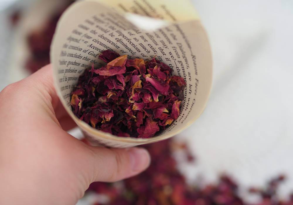 svatební kornouty bruneta v kuchyni