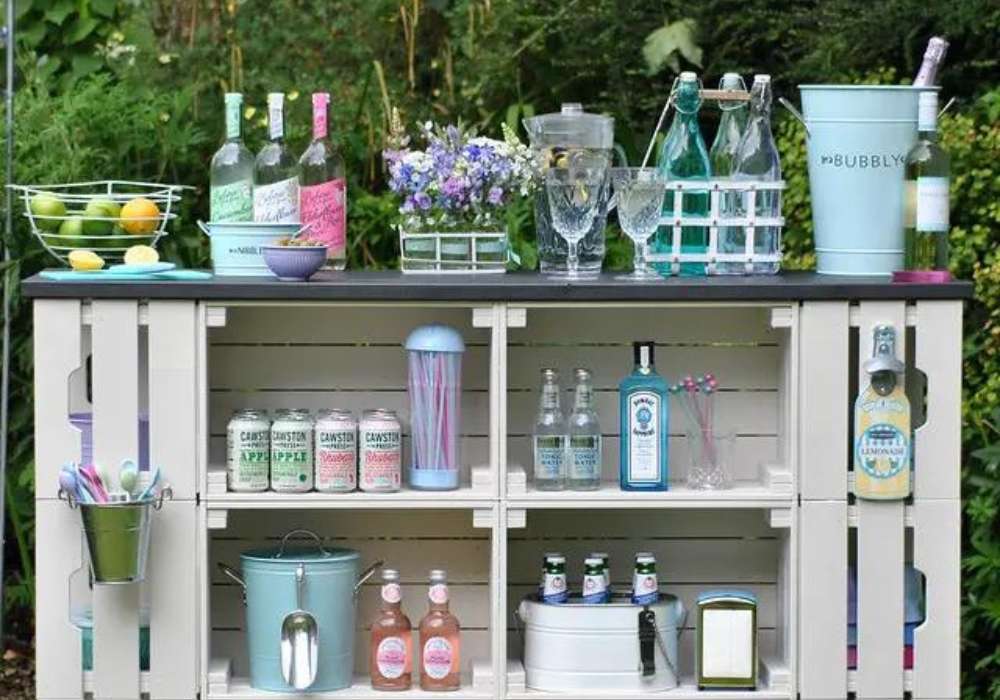 zahradní bar z dřevěných bedýnek