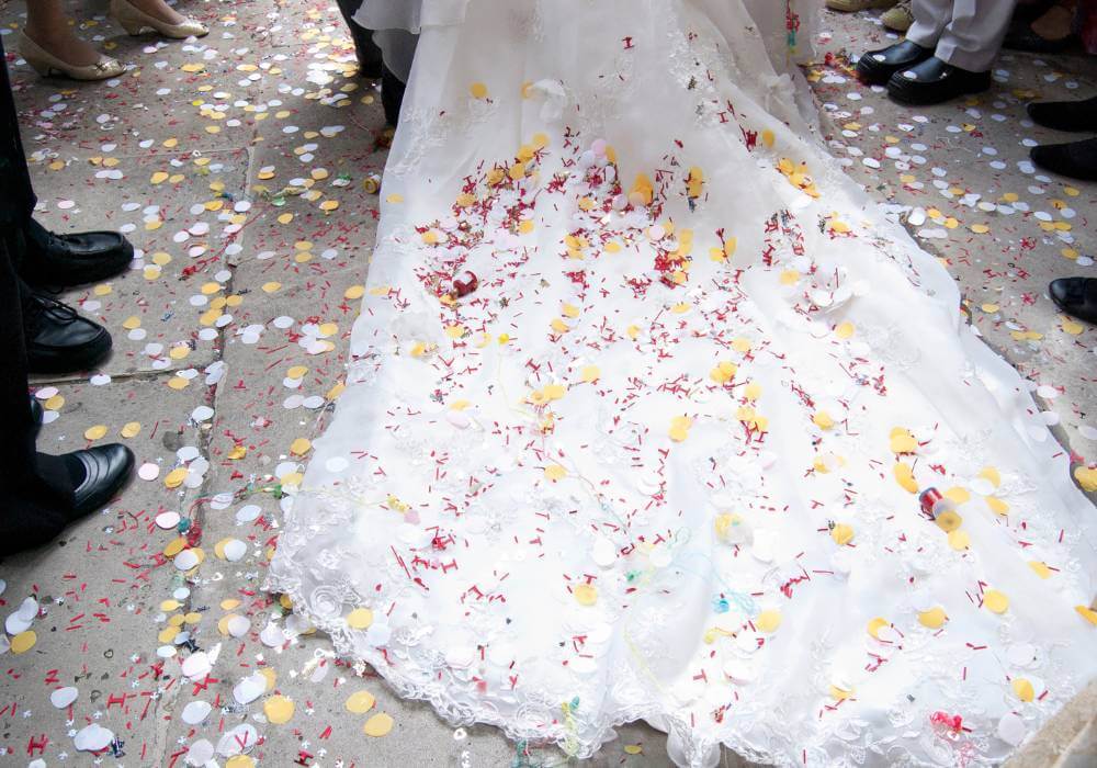 házení konfet na svatbě