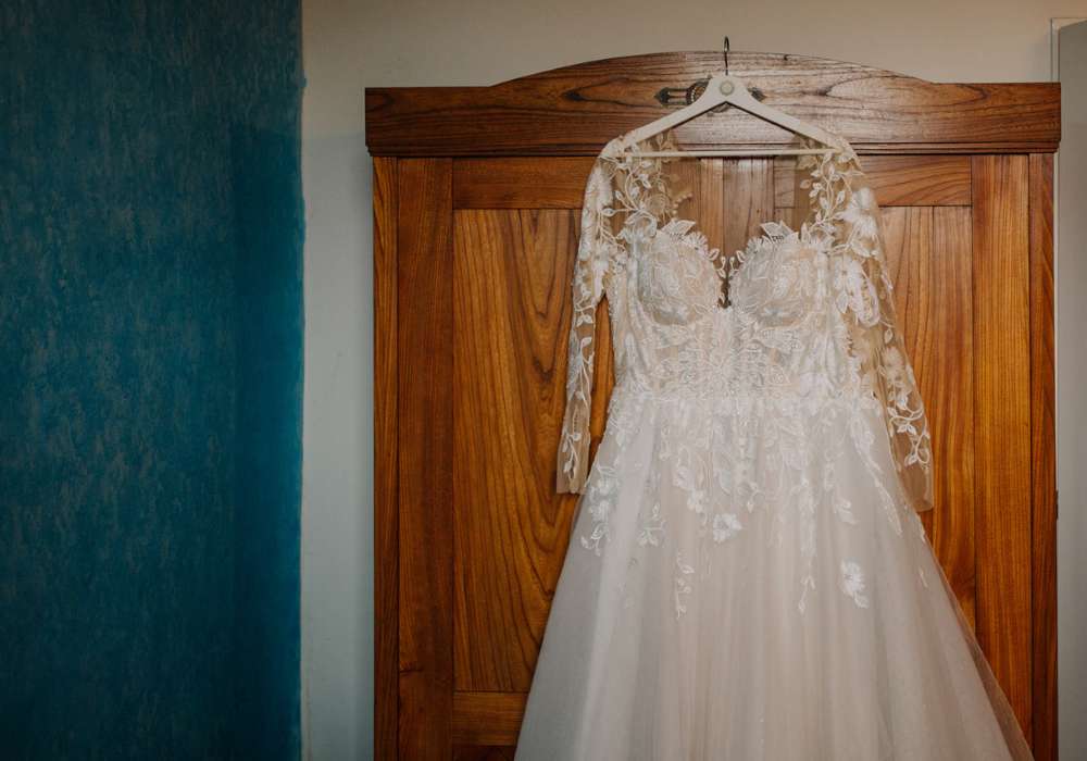 svatební šaty bruneta v kuchyni