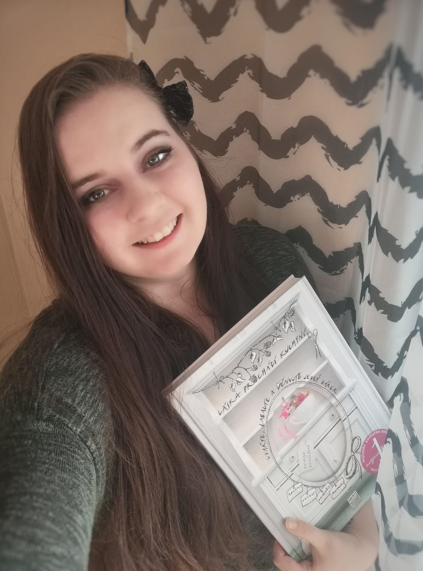 Bruneta v kuchyni testuje