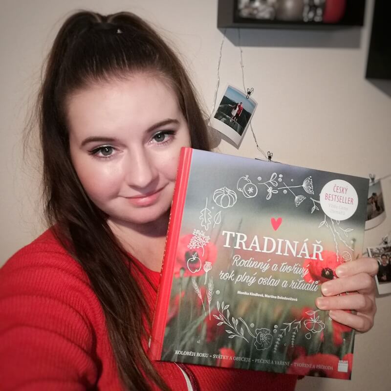 Bruneta v kuchyni testuje Tradinář