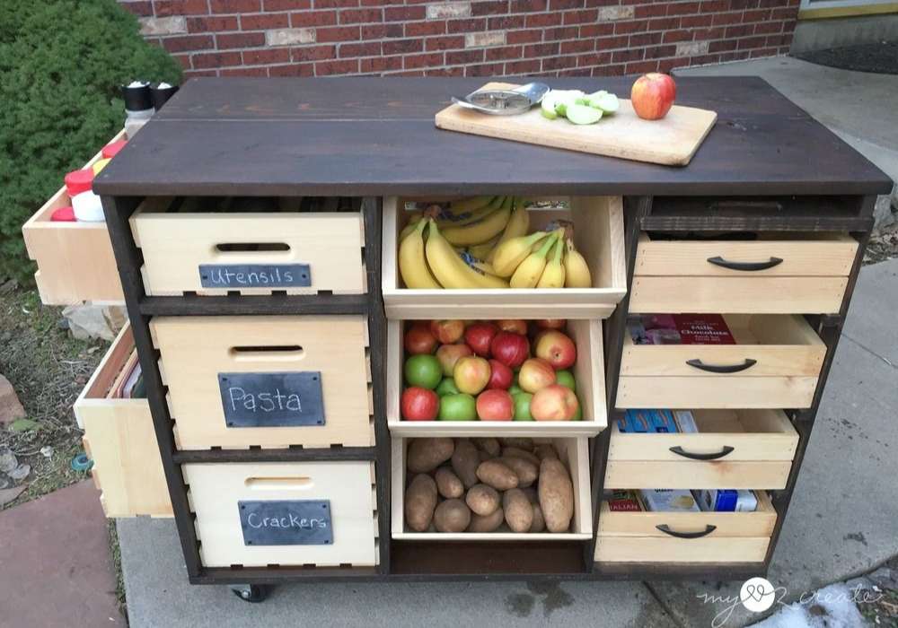 grilovací stůl z dřevěných bedýnek