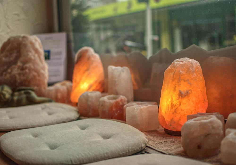 solná lampa a svícen