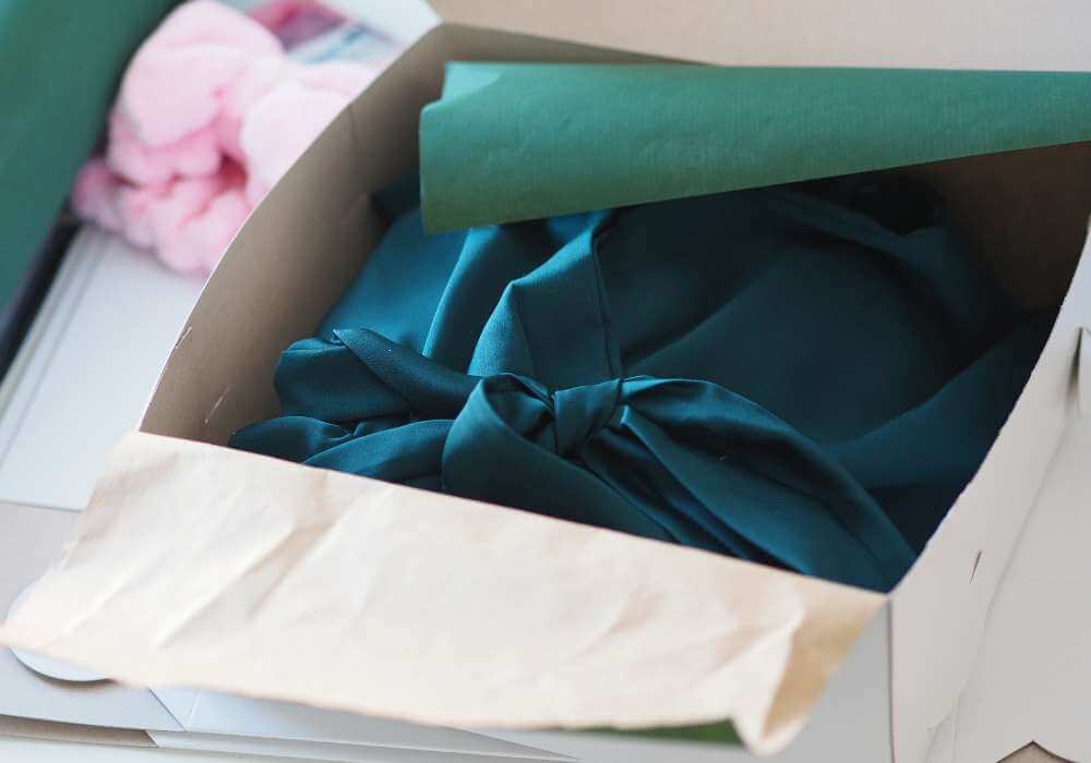 jak zabalit šaty pro družičky