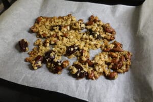 pečená granola se sušenými švestkami