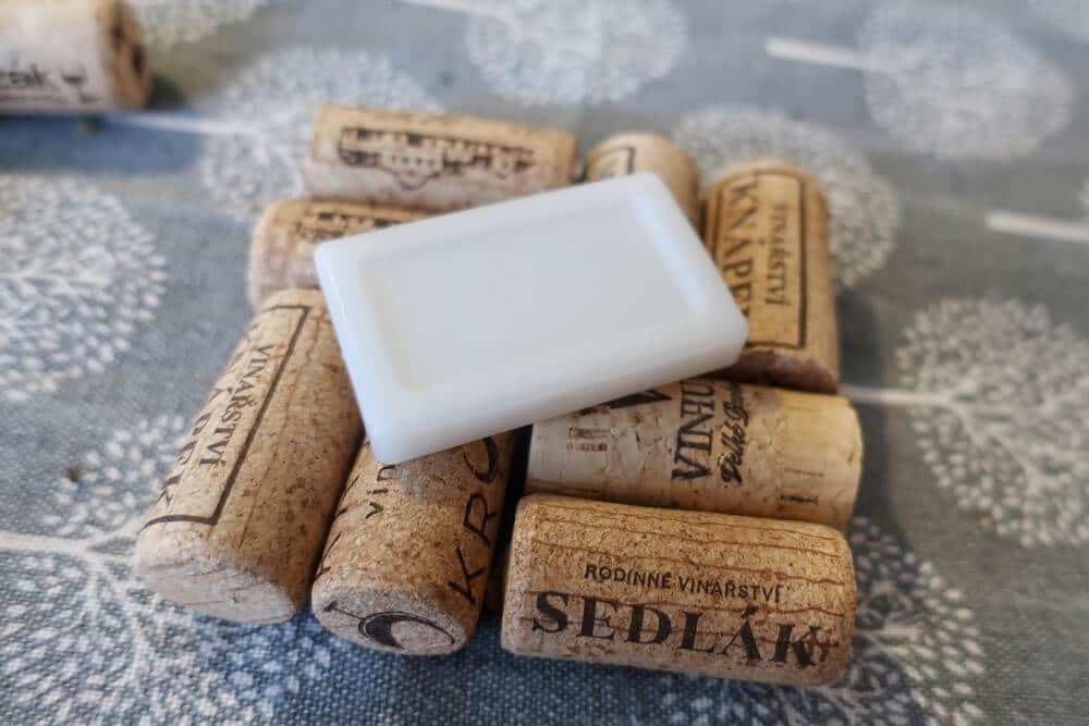 tácek z korků od vína