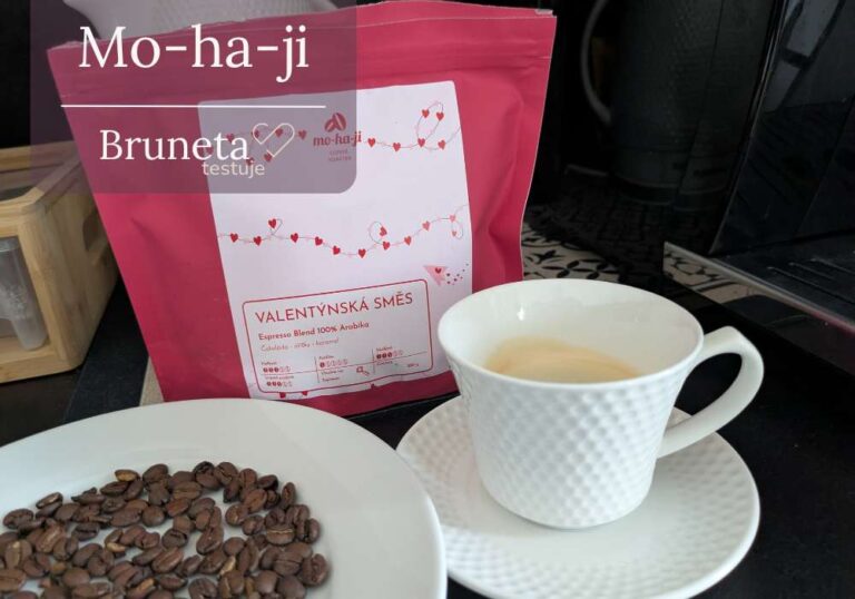 Mo-ha-ji valentýnská káva recenze bruneta v kuchyni