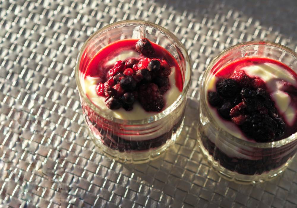 Nepečený dezert z vaječného likéru a ovoce