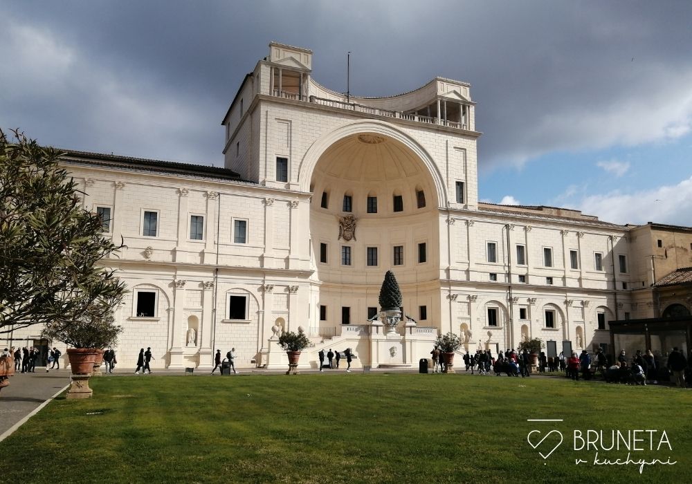 tipy na výlet ve vatikánu - pigna countryard