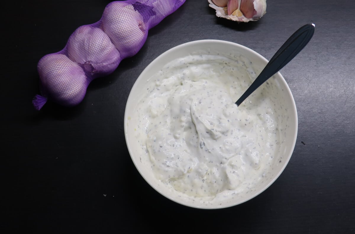 česneková pomazánka recept