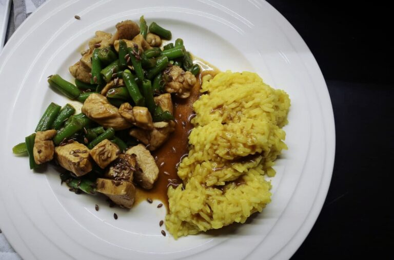 Kuřecí prsa s nádechem orientu a kari rýží