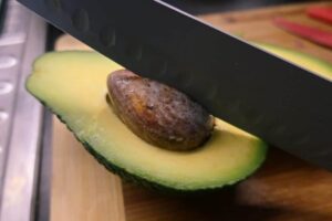 jak oloupat avokádo
