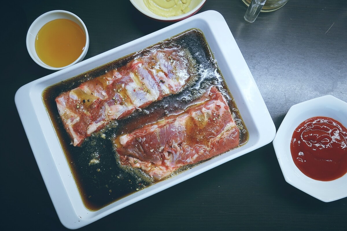 pečená žebra podle brunety v kuchyni