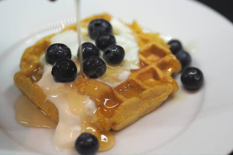 dýňové vafle podle brunety v kuchyni